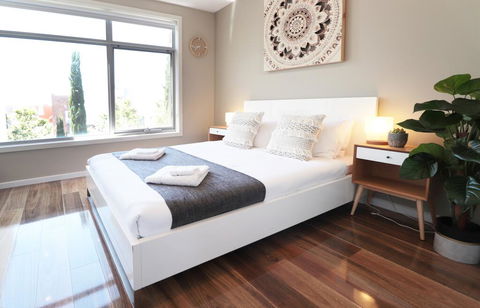 EROS City Fringe - Wifi, Wine, Netflix, Pets OK And Park Views! - Holiday Adelaide 0