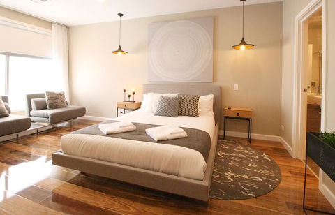 EVOLVE Near Adelaide CBD - Netflix / Wine / Lock Up Garage! - Holiday Adelaide 0