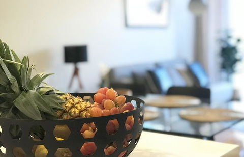 EVOLVE Near Adelaide CBD - Netflix / Wine / Lock Up Garage! - Holiday Adelaide 3