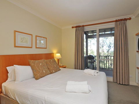 Executive 1 Bedroom Spa Villa Located Within Cypress Lakes Resort - Holiday Adelaide 0