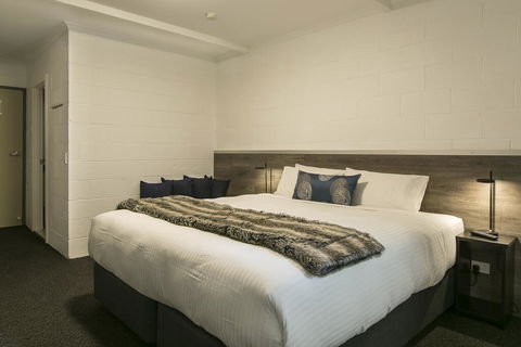 Falls Creek Hotel - Holiday Adelaide 2