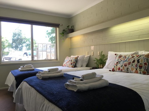 Finley Country Club Hotel Motel - Holiday Adelaide 0