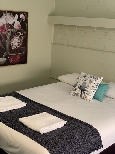 Finley Country Club Hotel Motel - Holiday Adelaide 1