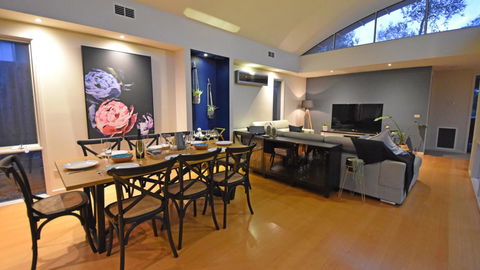 FLORENCE HOUSE Sundrenched Luxury With Pool & Deck - Holiday Adelaide 3