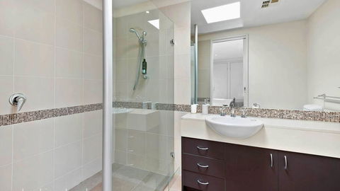 FLORENCE HOUSE Sundrenched Luxury With Pool & Deck - Holiday Adelaide 2