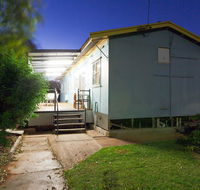 Getaway Villas Unit 3 - 3 Bedroom Self-Contained Villa with a Deck