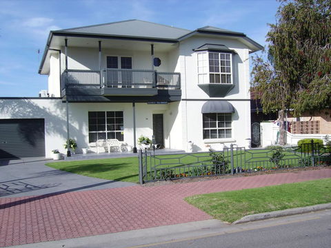 Glenelg Sea-Breeze - Holiday Adelaide 3