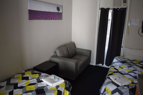 Grand Hotel Mount Morgan - Holiday Adelaide 0