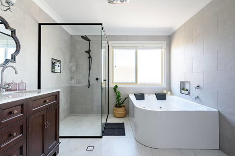 Hamptons Waterfront Getaway - Holiday Adelaide 0