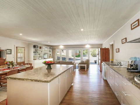 Hardigreen Park - Spacious With Tennis Court - Holiday Adelaide 1