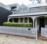 Heritage Luxury 3BR Cottage on Halifax - Holiday Adelaide