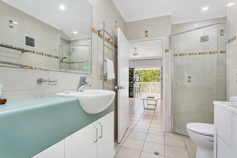 Hibiscus In Marlin Waters Palm Cove - Holiday Adelaide 3