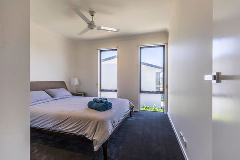 Homeplus-Escape To Modern Home In Hope Island - Holiday Adelaide 3