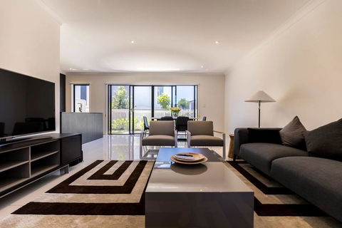 Homeplus-Escape To Modern Home In Hope Island - Holiday Adelaide 0