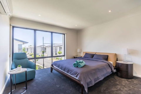 Homeplus-Escape To Modern Home In Hope Island - Holiday Adelaide 2