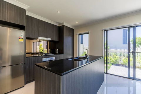 Homeplus-Escape To Modern Home In Hope Island - Holiday Adelaide 1