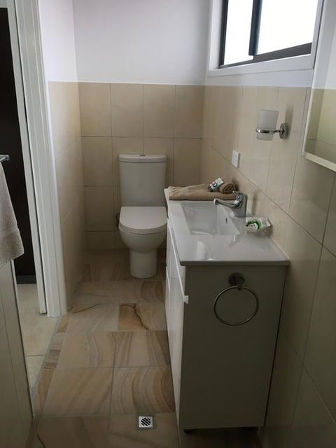 Hotel Corones - Holiday Adelaide 3