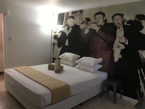 Hotel Corones - Holiday Adelaide 1