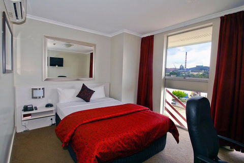 Isa Hotel - Holiday Adelaide 1