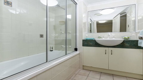 Jade Waters Hervey Bay - Holiday Adelaide 1