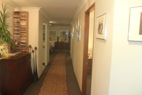 JOHN HUNTER B&B - Holiday Adelaide 0