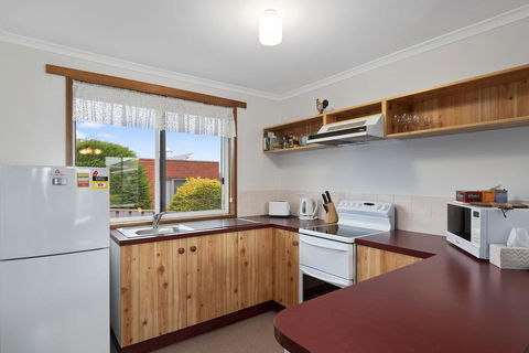 Josie Villa - Beautiful West Burnie: Long Or Short Term - Holiday Adelaide 3