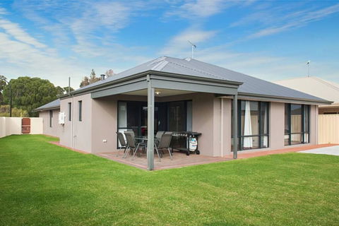 Kangaroo Retreat - Holiday Adelaide 1