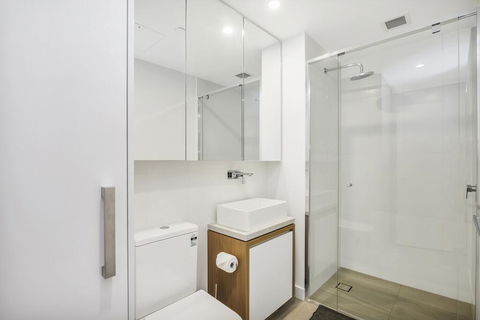 KOZYGURU FORTITUDE VALLEY DESIGNER GRADE 2 BED APT FREE PARKING QFV179-1401 - Holiday Adelaide 1