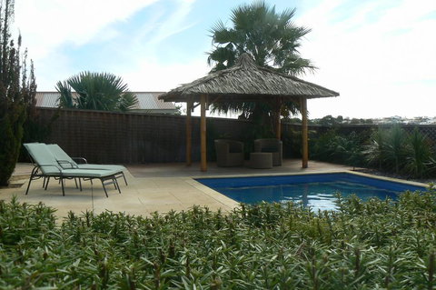 La Mer - Home With A Pool - Holiday Adelaide 3