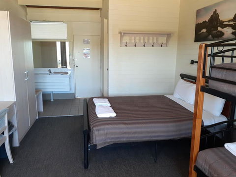 Lake Jindabyne Hotel - Holiday Adelaide 3