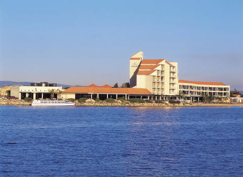 Lakes Hotel - Holiday Adelaide 0