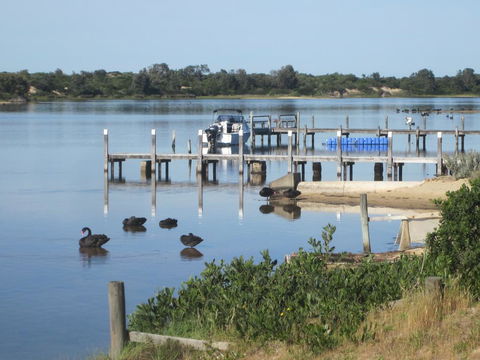 Lakes Waterfront Motel And Cottages With King Beds - Holiday Adelaide 0