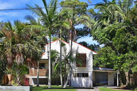 Lakeside Beach House - Hostie Properties - Holiday Adelaide 1