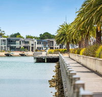 Luxe 101  Martha Cove waterfront luxury on the marina walk to beach - Holiday Adelaide
