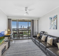 Luxurious harbour view apartment steps from city - Holiday Adelaide