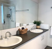 Luxury 4BR Home with KING Bed Lakes Entrance - Holiday Adelaide