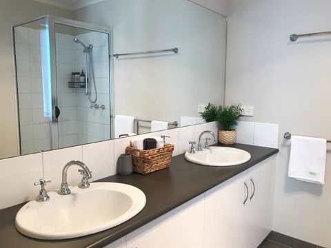 Luxury 4BR Home With KING Bed Lakes Entrance - Holiday Adelaide 0
