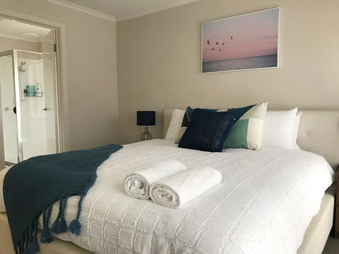 Luxury 4BR Home With KING Bed Lakes Entrance - Holiday Adelaide 3
