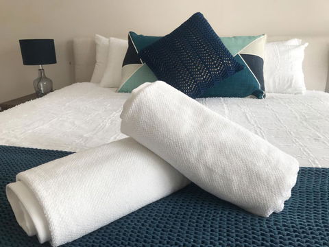 Luxury 4BR Home With KING Bed Lakes Entrance - Holiday Adelaide 2
