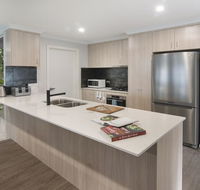Luxury renovated home-5BR-meters from the beach - Holiday Adelaide
