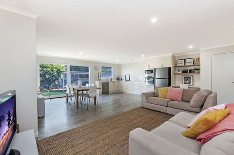 Lyons Cottage - A Quaint Whalers Cottage In Heart Of Port Fairy - Holiday Adelaide 1