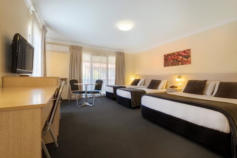 Maclin Lodge Motel - Holiday Adelaide 1