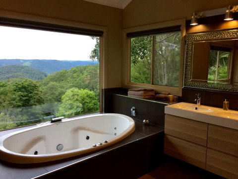 Maleny Luxury Cottages - Holiday Adelaide 1