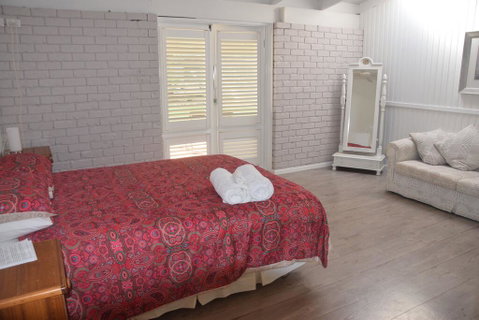 McCarthy Lake House - Holiday Adelaide 1