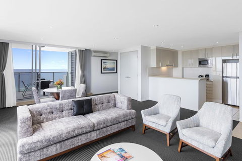 Meriton Suites Broadbeach - Holiday Adelaide 3