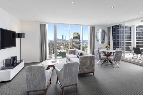 Meriton Suites Broadbeach - Holiday Adelaide 1