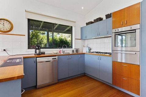 MERMAIDS ON MARENGO - Large Home With Wifi - Holiday Adelaide 2