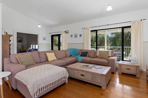MERMAIDS ON MARENGO - Large Home With Wifi - Holiday Adelaide 0