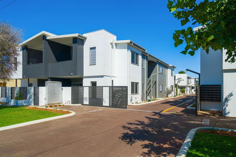 MERRIFIELD Foothill Suites - RELAXING LIFETYLE CHOICE - Holiday Adelaide 0