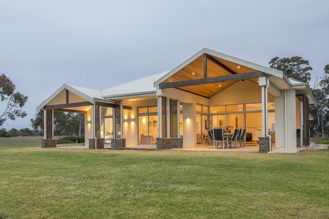 Metricup House - Elegant Country Retreat - Holiday Adelaide 0
